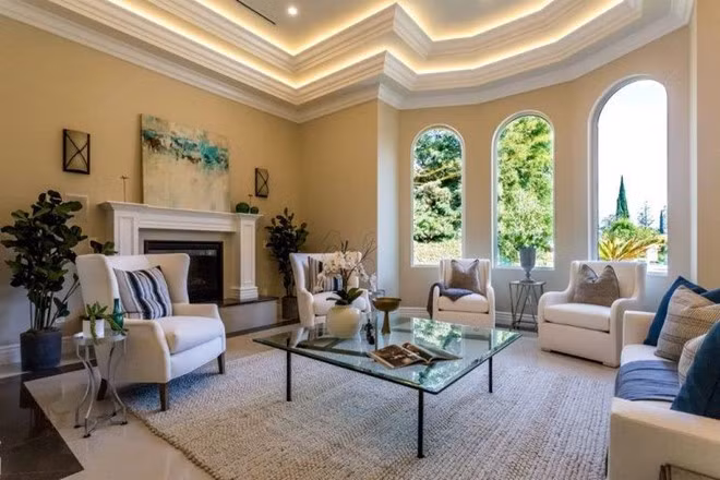 Phòng khách độc đáo với những đồ nội thất hiện đại kết hợp cùng đường nét thiết kế xưa, điển hình là các ô cửa sổ hình vòm.