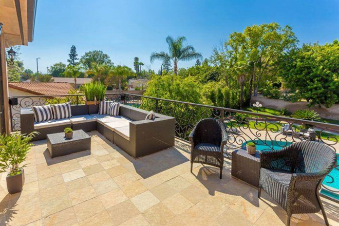 Phòng ngủ chính có một ban công rộng rãi để Zendaya có thể tận hưởng những phút giây thư thái riêng tư.