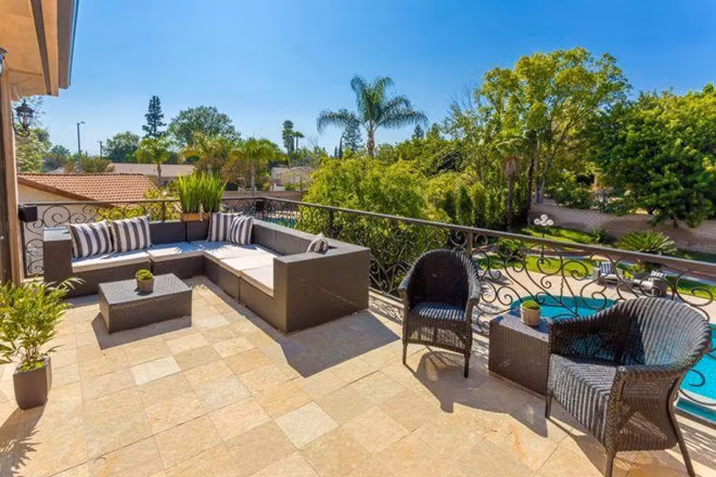 Phòng ngủ chính có một ban công rộng rãi để Zendaya có thể tận hưởng những phút giây thư thái riêng tư.