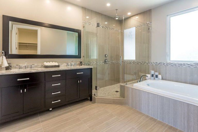 Nhiều không gian trong căn biệt thự được tận dụng để làm nơi chứa quần áo, trang sức và trở thành phòng thay đồ của Zendaya.