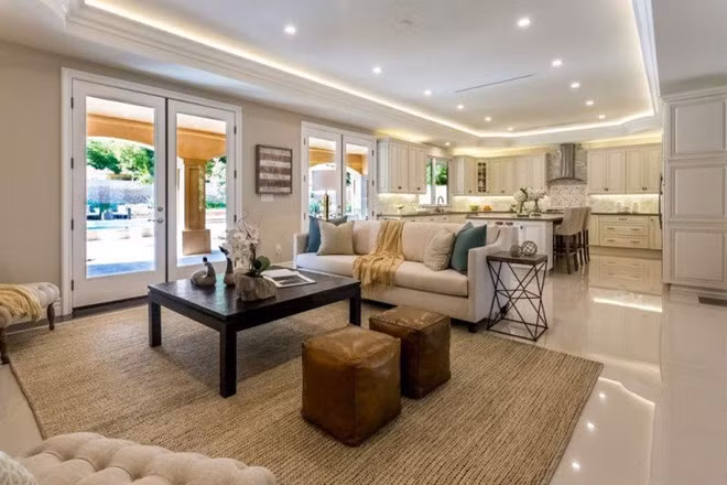 Mang phong cách cổ điển vùng Địa Trung Hải, biệt thự rộng hơn 386 m2 với 2 tầng, 5 phòng ngủ và 5 phòng tắm.