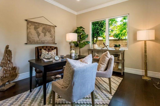 Phòng làm việc đơn giản, gần gũi với tông màu ấm và những thiết kế truyền thống.