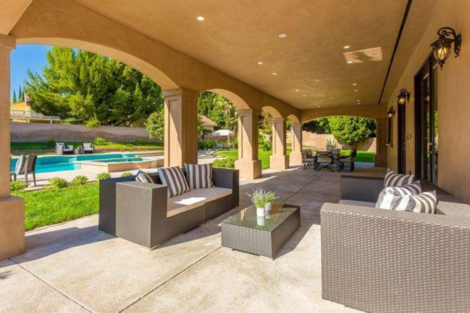 Những cánh cửa Pháp dẫn ra hiên nhà, nơi nữ diễn viên cùng gia đình, bạn bè của mình có thể tổ chức những bữa tiệc trong không gian sân vườn rộng lớn.