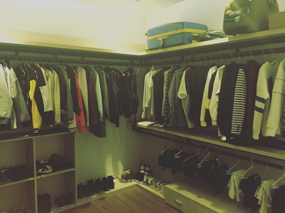 Phòng thay đồ được anh sắp xếp rất gọn gàng.