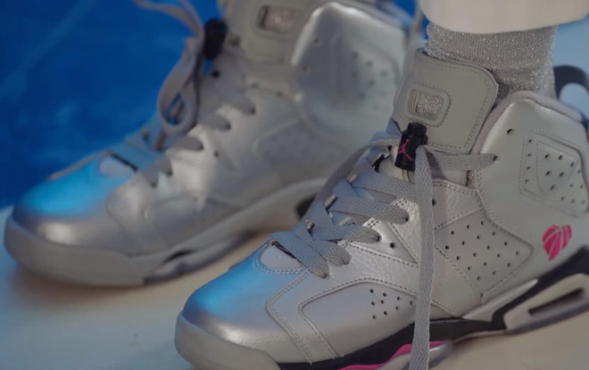 Điểm nổi bật nhất trong set đồ của Dương Tử có lẽ là đôi giày Air Jordan 6 Retro GG Valentine's Day "hiếm có khó tìm" này. Đôi sneaker hiện được bán với giá rẻ nhất vào khoảng 200 USD nhưng không dễ để tìm được size như ý.