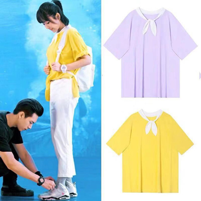 Những set đồ đơn giản như áo phông cùng quần vải thường xuyên được cô gái sinh năm 1992 mang lên phim. Chiếc áo phông cổ nơ này hiện được nhiều cửa hàng thời trang tại Trung Quốc may lại để bán.