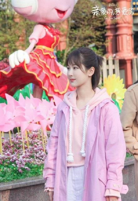 Tuy bị dân mạng Trung Quốc "chê lên chê xuống", phong cách ăn mặc của "cá mực nhỏ" Dương Tử vẫn được lòng fan Việt. Thậm chí, nhiều bạn nữ còn hỏi order để có được bộ đồ giống cô nàng trong phim.