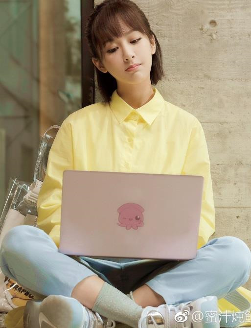 Không chỉ Air Jordan, Dương Tử còn diện Nike WMNS Air More Uptempo Chrome. Đôi sneaker trắng với họa tiết tráng bạc đã bán hết trên website chính thức. Nếu muốn mua, bạn buộc phải săn trên các website khác với giá tăng dần theo size. Giá cao nhất của đôi giày này là hơn 318 USD.