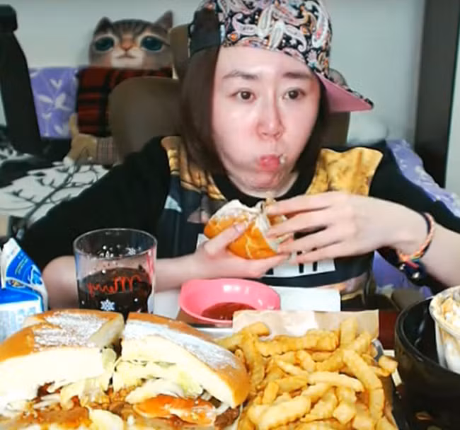 Ngôi sao Mukbang Rachel Ahn livestream lúc 9h tối hằng ngày. Cô chuẩn bị đồ ăn tương đương cho gia đình 6 người gồm: mì cay, tôm cay, bánh bao hấp, bánh bao chiên...