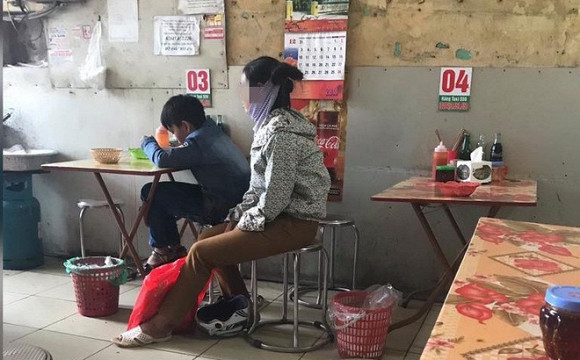 Xuc dong hinh anh me goi bat pho cho con roi ngoi nhin