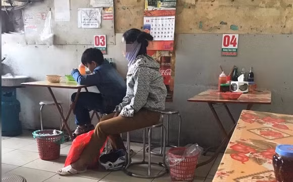 Xuc dong hinh anh me goi bat pho cho con roi ngoi nhin