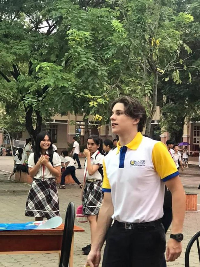 Chi mot buc anh chup len, thay giao “soai Tay” chem che chiem spotlight-Hinh-2