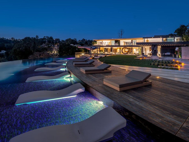 Bể bơi khổng lồ có độ dài gần 61 m. Ảnh: Juwan Li.