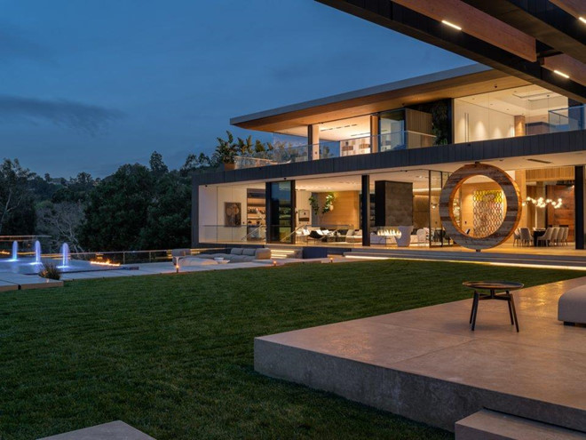 Sân vườn rộng lớn trong khuôn viên biệt thự. Ảnh: Juwan Li.