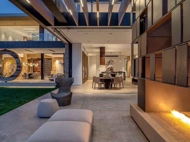 Những vật liệu làm từ đá vôi Bồ Đào Nha hay đá cẩm thạch Calacatta có thể tìm thấy xung quanh ngôi nhà. Ảnh: Juwan Li.