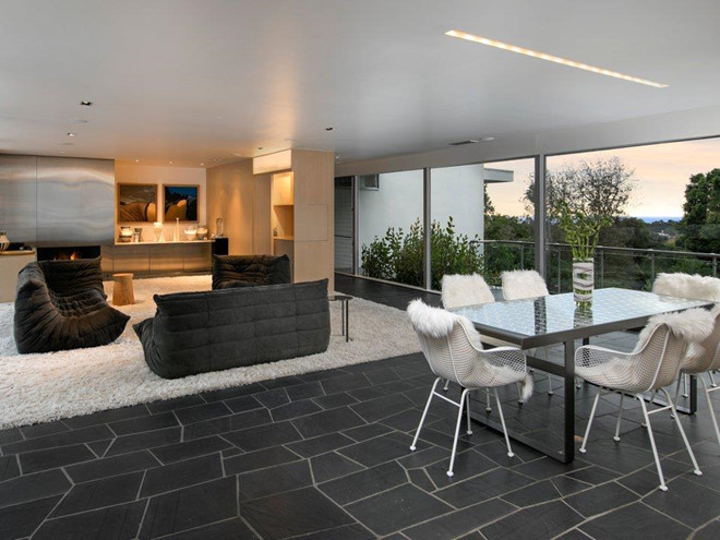 Biệt thự có 4 phòng tắm, 4 phòng ngủ, và được bao quanh bởi những cửa kính to lớn. Ảnh: Jim Barsch.