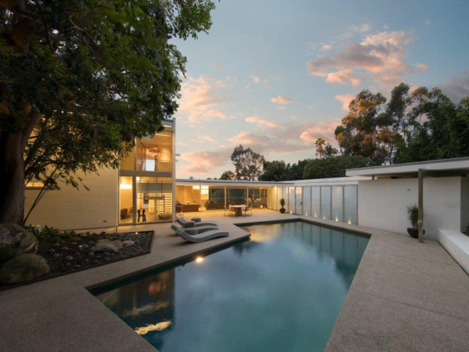 Tuy nhỏ hơn nhưng biệt thự này cũng có bể bơi trong khuôn viên. Ảnh: Jim Barsch.