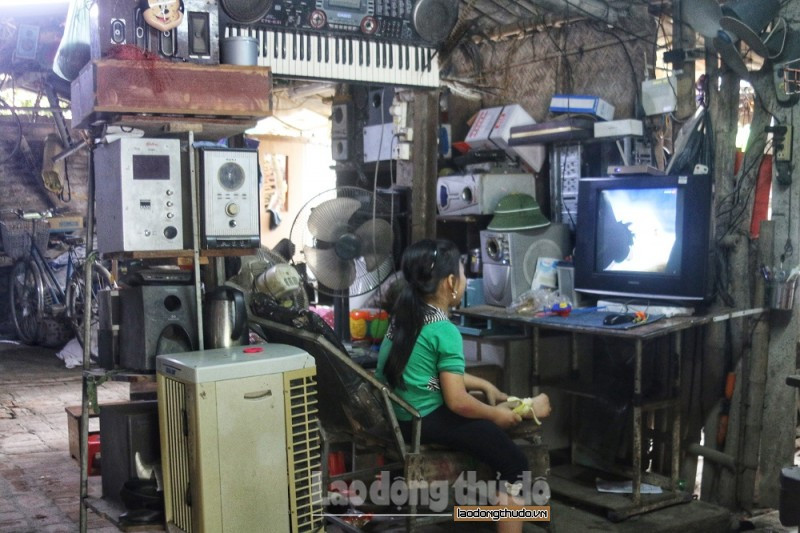 Ông Cao Toàn – chủ căn nhà cổ cho biết, gia đình ông mấy chục năm nay phải sống 3 thế hệ trong không gian này. Vợ chồng ông Toàn đã phải dựng thêm một lán nhỏ thuộc sân vườn nhà cổ để ở và làm ăn. Trong đó, vợ chồng ông với người con thứ 2 ở lán nhỏ, còn vợ chồng con trai cả và 2 đứa cháu ở trong căn nhà phụ thuộc nhà cổ.