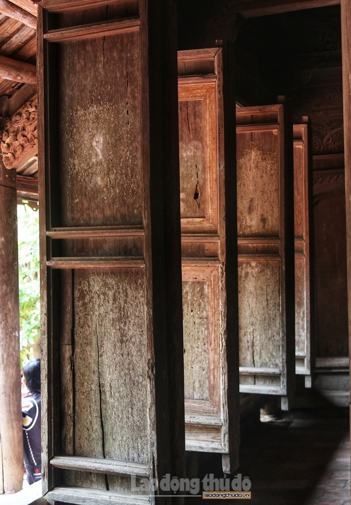 Ngôi nhà được xây dựng từ thế kỉ 17, chủ yếu bằng gỗ mít và gỗ lim. Sau khoảng 400 năm thì dấu ấn thời gian đã xuất hiện trên những cánh cửa trước bàn truyền thống được lắp giữa các cột đan xen, cánh cửa có thể tháo rời.