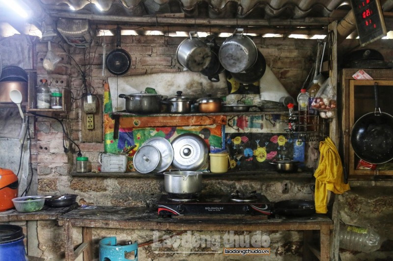 Các vật dụng hiện đại xen lẫn với không gian cổ xưa, căn bếp nằm cạnh bức tường đá ong "của riêng" xứ Đường Lâm.