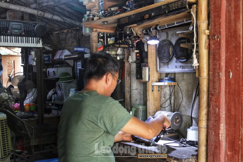 Cũng theo chủ nhà, năm 2006 Đường Lâm nhận danh hiệu làng cổ cấp quốc gia, nhiều người dân hồ hởi hy vọng về một sự đổi đời, khởi sắc của du lịch. Cũng vì thế, để giữu nguyên trạng giá trị lịch sử việc xin cấp phép sửa chữa vô cùng khó khăn.