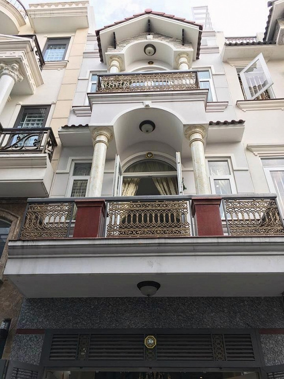 Tháng 8/2018, Phương Anh bất ngờ lên xe hoa với chàng trai cùng tuổi, cùng quê tên Bình Thân. Đám cưới của cặp đôi được tổ chức hoành tráng ở quê nhà. Tháng 1/2019, Phương Anh hạ sinh con đầu lòng tại một bệnh viện quốc tế ở TP.HCM.