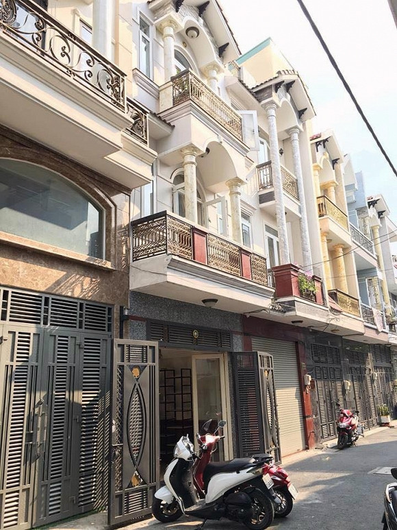 Đến nay, Phương Anh vừa dành thời gian chăm sóc con vừa tập trung vào công việc kinh doanh. Mới đây, em gái Nhã Phương rao bán ngôi nhà hiện cô đang ở cùng chồng con với giá . Ngôi nhà gồm 1 trệt, 2 lầu và sân thượng với 4 phòng ngủ.