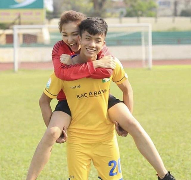 Tuy nhiên, từ giữa tháng 5, Ngọc Nữ khiến nhiều người tò mò khi liên tục đăng tải những dòng trạng thái tâm trạng, ám chỉ việc chia tay. Bên cạnh đó, sau khi bỏ theo dõi Phan Văn Đức trên trang cá nhân không lâu, cô nàng ấn theo dõi lại. Về phía Đức "cọt", tiền vệ quê Nghệ An chưa từng lên tiếng kể từ khi dính tin đồn hẹn hò với người đẹp sinh năm 1994.