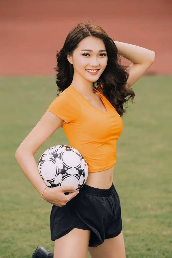 Năm 2017, Ngọc Nữ lọt top 10 Hoa hậu Hoàn vũ Việt Nam. Người đẹp xứ Nghệ cũng từng tham gia Hoa hậu Việt Nam 2018. Được đánh giá là thí sinh triển vọng nhưng cô quyết định rút khỏi cuộc thi khiến nhiều người tiếc nuối.