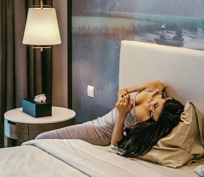 Dựa vào những bức ảnh gợi cảm xuất hiện ngày một nhiều trên trang cá nhân của bạn gái tin đồn Phan Văn Đức, dân mạng suy đoán 9X đang muốn thay đổi hình ảnh, từ một cô nàng bánh bèo trở thành người phụ nữ quyến rũ, trưởng thành hơn.