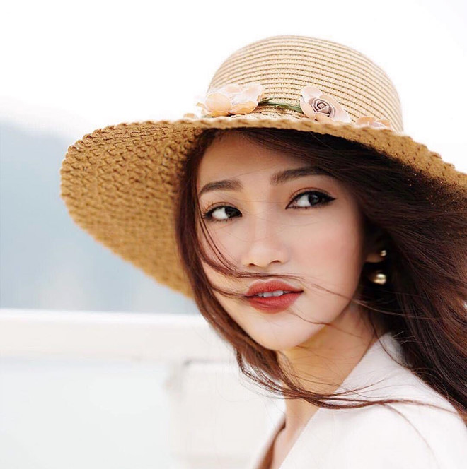 Nguyễn Ngọc Nữ (25 tuổi) dính tin đồn hẹn hò với cầu thủ Phan Văn Đức vào đầu năm 2018. Dù phủ nhận mối quan hệ tình cảm khi được hỏi, cả hai từng không ít lần xuất hiện thân thiết bên nhau, liên tục "thả thính" lẫn nhau trên mạng xã hội. Ngọc Nữ cũng thường xuyên đến sân theo dõi những trận đấu của Văn Đức.