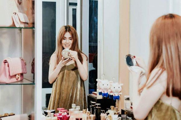 Được biết, sau khi bà xã mang bầu, Tiêu Quang đã quyết định dọn tới căn hộ rộng hơn 80m2 này để hai vợ chồng sinh hoạt được thoải mái hơn. Trước đó, chị gái Ngọc Trinh sở hữu một ngôi nhà sang trọng tại quận Bình Tân, Tp.HCM. Ngôi nhà 3 tầng rưỡi này có giá khoảng 9,5 tỷ đồng. Từ bên ngoài cho đến không gian bên trong ngôi nhà đều có tông màu trắng chủ đạo. Nội thất cao cấp, hiện đại, không gian rộng rãi thoải mái.