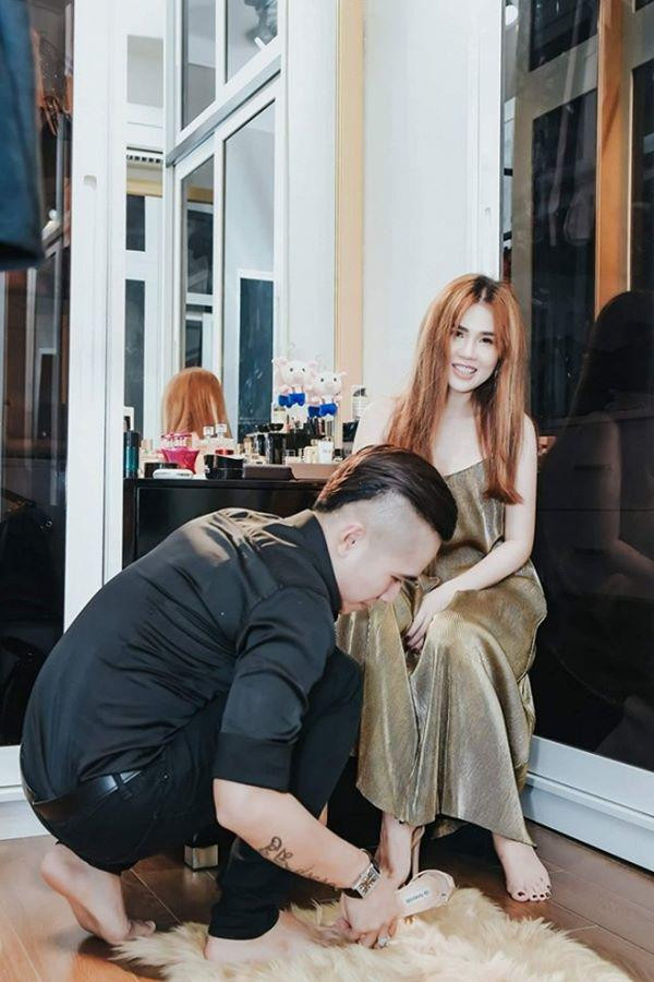 Cách đây ít lâu trên trang cá nhân của cựu thành viên nhóm Vboys - Tiêu Quang (Quang Mask) và bà xã hơn 1 tuổi Ngọc Bích bất ngờ chia sẻ chùm ảnh vô cùng ấn tượng. Đây là lần đầu tiên cặp vợ chồng trẻ công khai hình ảnh bên trong căn hộ mới tậu. Được biết căn hộ này tọa lạc tại Quận 7, TPHCM, trị giá hơn 4 tỷ (chưa bao gồm trang trí nội thất).