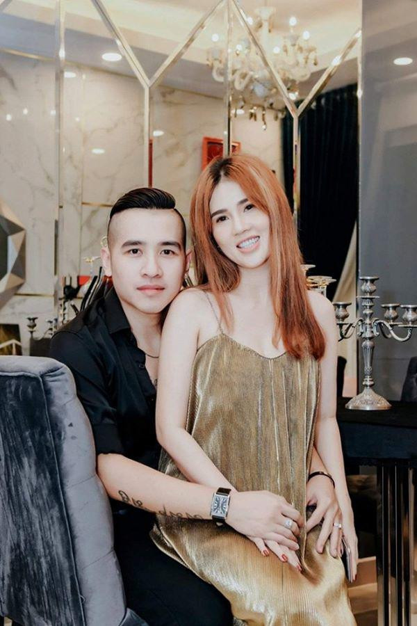 Nhìn loạt ảnh có thể thấy, Tiêu Quang đã cẩn thận thiết kế từng chi tiết trong nhà, đặc biệt là thực hiện phòng thay đồ với trang trí giống như một cửa hàng thời trang để dành riêng cho vợ. Vốn kinh doanh bất động sản song song với hoạt động âm nhạc nên Tiêu Quang rất có kinh nghiệm trong việc mua bán nhà đất. Đặc biệt, gu thẩm mỹ nghệ thuật giúp anh lựa chọn nội thất tinh tế, sang trọng.