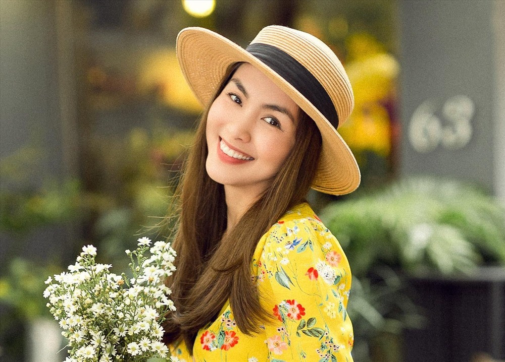 Nhìn vào cuộc sống xa hoa hiện tại của Tăng Thanh Hà, ít ai nghĩ rằng cô từng có tuổi thơ khốn khó cùng cực. Năm lên 10 tuổi, gia đình Hà Tăng phải bán nhà khi gặp khó khăn về kinh tế. Nữ diễn viên theo gia đình mưu sinh ở khắp nơi, sống tạm bợ trong những căn nhà trọ. Cô từng phải phụ mẹ bán nước mía, nấu cơm, sau đó đạp xe giao cho khách rồi mới đến trường học. “Ngọc nữ màn ảnh Việt” từng tâm sự nỗi khát khao lớn nhất ngày ấy là được ở trong một ngôi nhà bình thường như bao người.