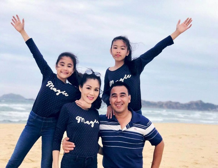 Vượt qua những khó khăn, Quyền Linh tìm đến nghệ thuật và từng bước chứng minh năng lực diễn xuất trong nhiều dự án phim. Trải qua 30 năm lăn lộn trong nghề, anh đã có trong tay “gia tài” đóng phim đồ sộ với hàng trăm tập phim điện ảnh lẫn truyền hình. Dù sở hữu tính cách nông dân, không phô trương, nam MC khiến nhiều người choáng ngợp khi nhìn vào khối tài sản triệu đô la gồm: biệt thự, siêu xe,... và cả các dự án bất động sản.