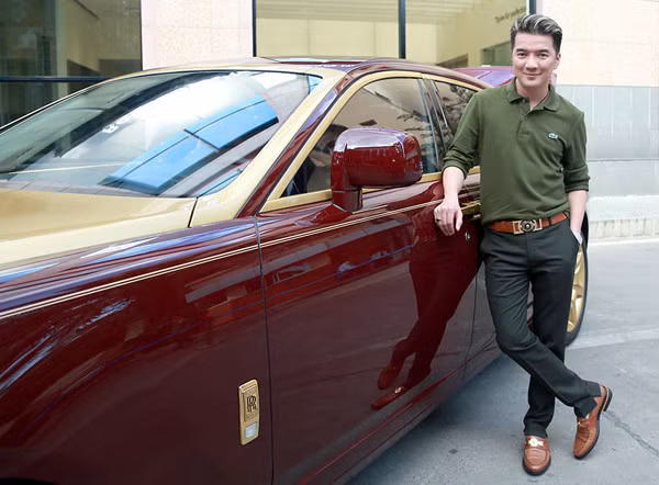 Bằng sự phấn đấu và nỗ lực không ngừng nghỉ, Đàm Vĩnh Hưng hiện nay có sự nghiệp và gia sản triệu đô nhiều người nể phục. Nổi bật nhất trong số tài sản của Mr Đàm phải kể đến căn biệt thự xa hoa có giá lên tới 66 tỷ đồng nằm tại quận 10, TP,HCM. Ngoài ra, anh cũng đang có trong tay hàng loạt siêu xe, bộ sưu tập hàng hiệu, nhẫn kim cương... cùng lượng fan đông đảo khắp trong ngoài nước.