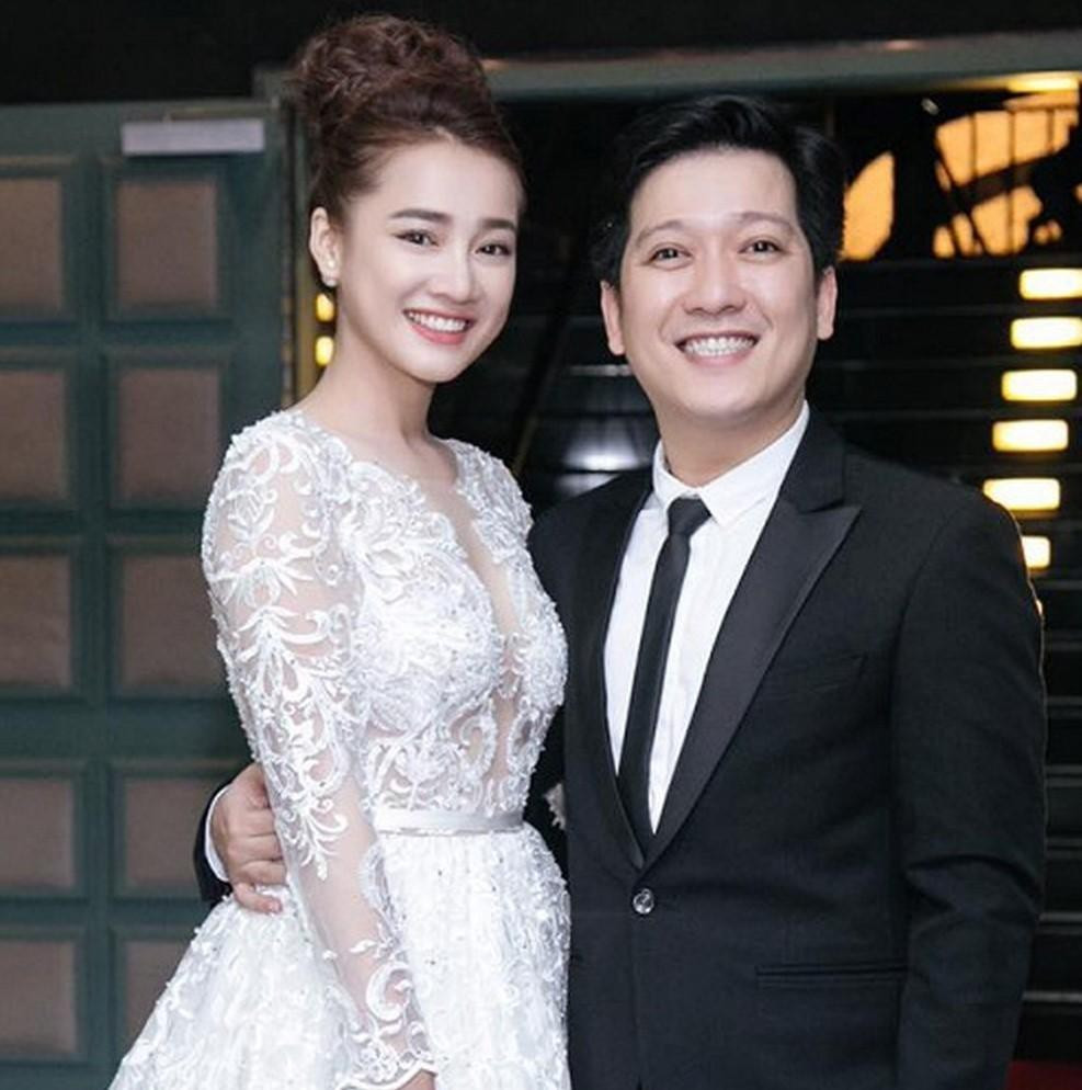 Khi may mắn nổi tiếng và khẳng định được tài năng sau nhiều năm lận đận, Trường Giang cũng không ít lần phải rơi nước mắt khi nhìn lại những ngày tháng cực khổ đã qua. Hiện anh là một trong những danh hài hàng đầu với mức cát-xê cao ngất ngưởng cùng cuộc hôn nhân hạnh phúc bên cạnh bà xã Nhã Phương. *)Title do Kiến Thức biên tập lại