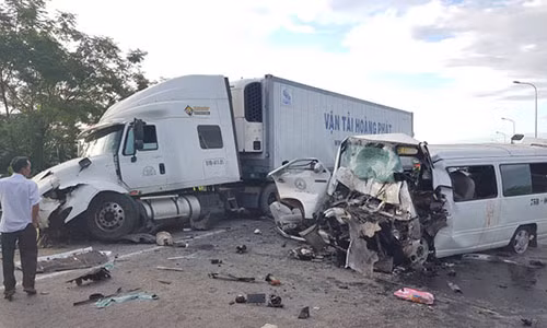 Tranh ra duong ngay Tam Nuong keo gap hoa sat than