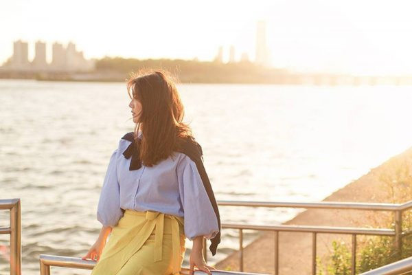 Tuổi Dậu và tuổi Thân sinh vào tháng 8 âm lịch: Trong ngũ hành, tháng 8 âm lịch thuộc Kim, cho nên những con giáp Kim Dậu hay Kim Thân sinh vào tháng này sẽ được trời ban phú quý. Cuộc sống của họ sớm có những khó khăn, thử thách vì những yếu tố ngoại cảnh như hoàn cảnh gia đình, hoặc gia đình có biến cố khiến họ phải bươn chải từ khi còn nhỏ. 