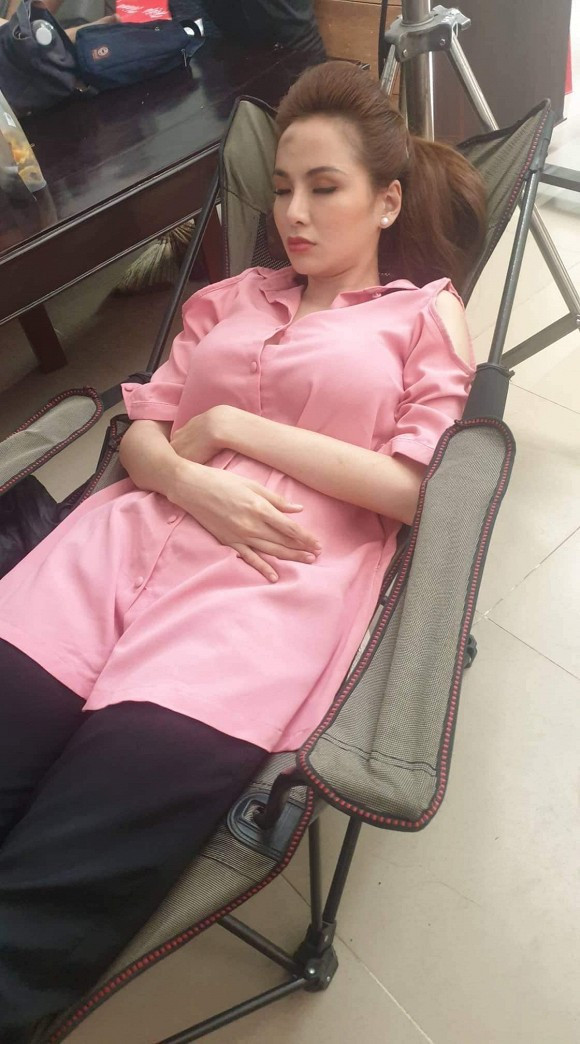 La Hoa hau noi tieng, Diem Huong bi chup len luc ngu ra sao?-Hinh-2