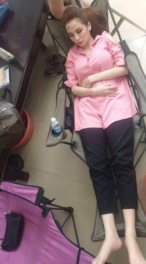 La Hoa hau noi tieng, Diem Huong bi chup len luc ngu ra sao?