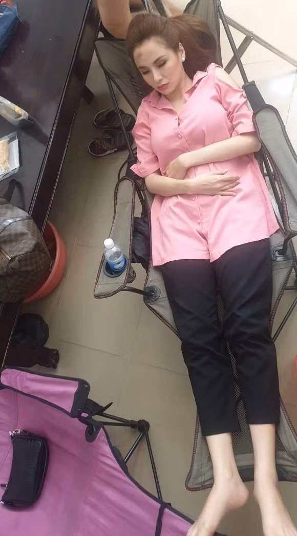 La Hoa hau noi tieng, Diem Huong bi chup len luc ngu ra sao?