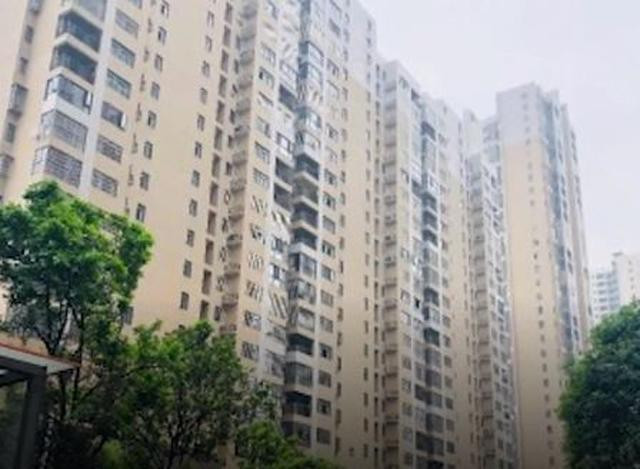 Me om con gai 4 thang tuoi nhay lau tu tang 19