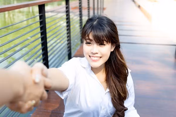 Vo tinh “lat tay” duoc mat that cua ban gai xinh xan, ngoan hien
