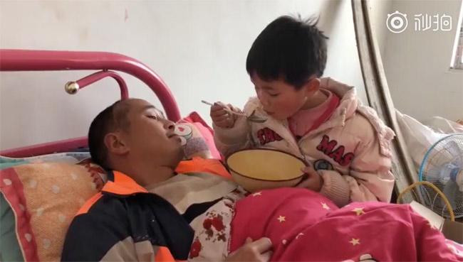 Cham bo benh nang, be gai lay ra mot thu khien ai cung bat khoc-Hinh-3