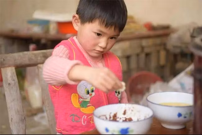 Cham bo benh nang, be gai lay ra mot thu khien ai cung bat khoc-Hinh-2