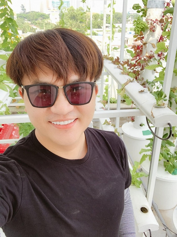 Trên trang cá nhân của mình, Đại Nghĩa khoe vườn rau của mình cùng lời chia sẻ: "Hồi nhỏ cứ mơ ước mình sẽ có một cái nông trại trồng các loại rau củ quả, nuôi thả vài con bò vài con dê chỉ để lấy sữa uống hoặc làm kem làm phô-mai. Các loại nông sản trồng được sẽ ăn, hoặc sẽ bán, hoặc sẽ cho tặng những người xung quanh. Đến giờ thì mới chỉ có được một vườn rau thủy canh nhỏ xíu xinh xinh. Vậy mà thu hoạch cũng được 2 lần rồi đấy. Cũng tặng cho người thân và bạn bè được một mớ kha khá. Giờ kiếm được con gì đó thả vô đây nuôi để ngày ngày vắt sữa nữa là hết xẩy".