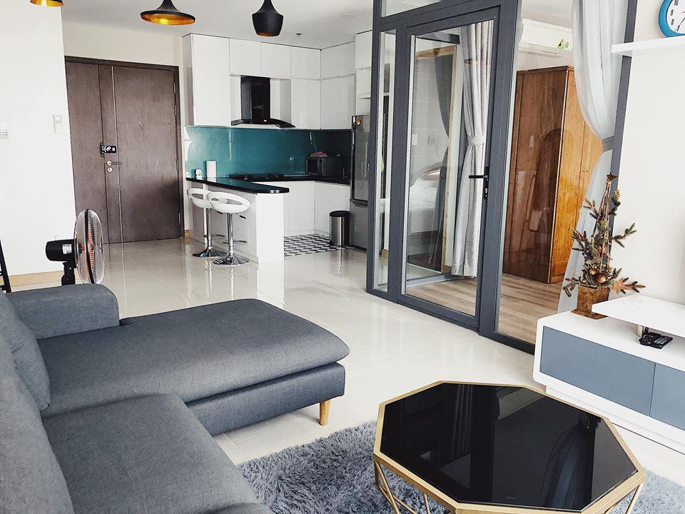 Căn hộ tuy không quá rộng nhưng vẫn đầy đủ tiện nghi, được thiết kế theo phong cách trẻ trung với nhiều mảng màu kết hợp hài hòa, khá sáng và thoáng. Ngay gần phòng khách là cửa kính dẫn vào phòng ngủ của Phương Trang, tiếp đến là khu bếp được lát gạch đen trắng độc đáo.