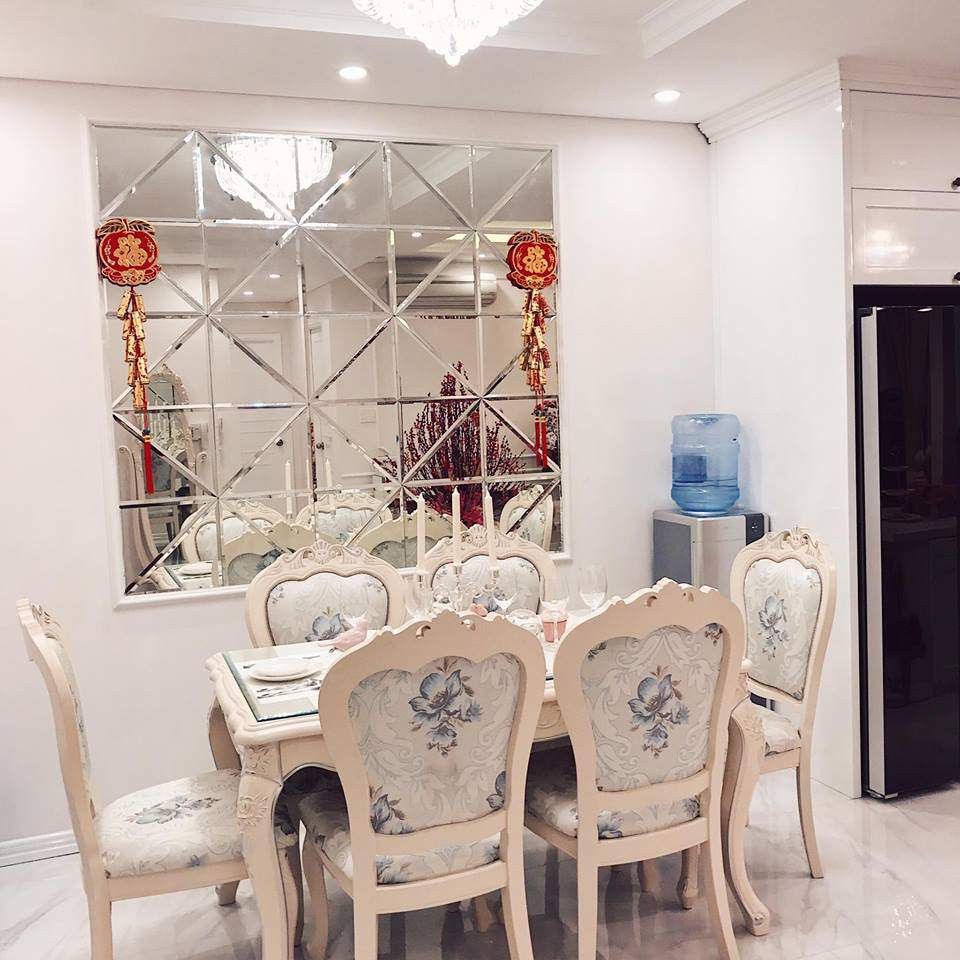 Khu vực bàn ăn được đặt gần phòng khách.